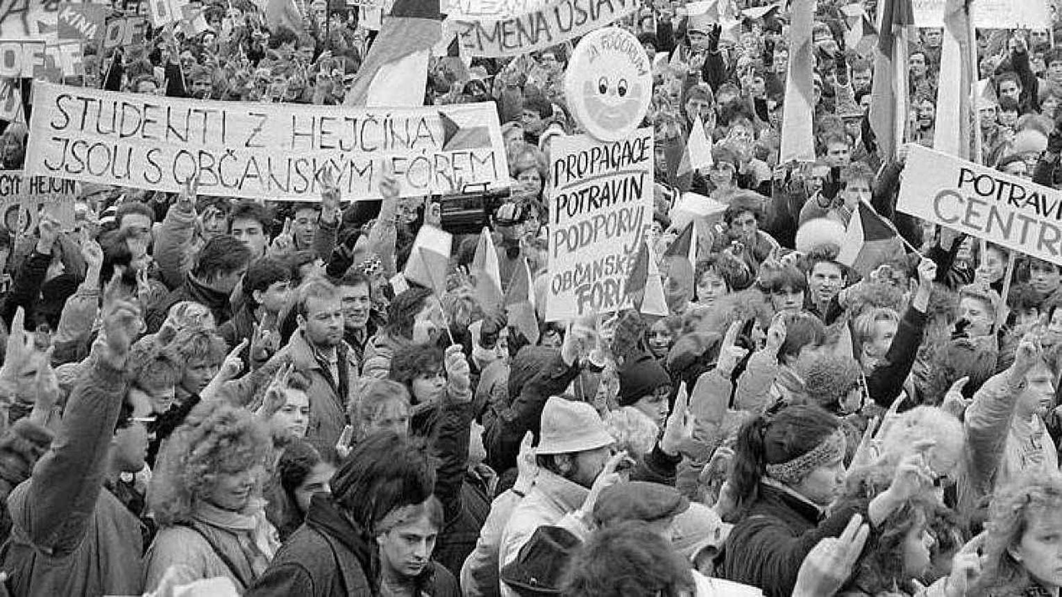 A group of people protesting

Description automatically generated