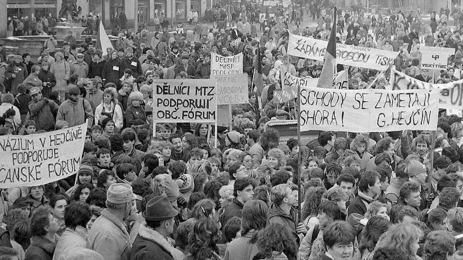 A group of people protesting

Description automatically generated